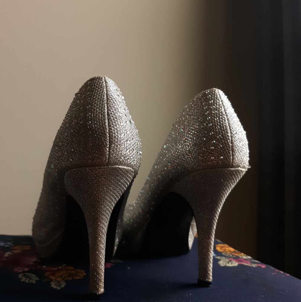 Silver Heels - Picture 4 of 4